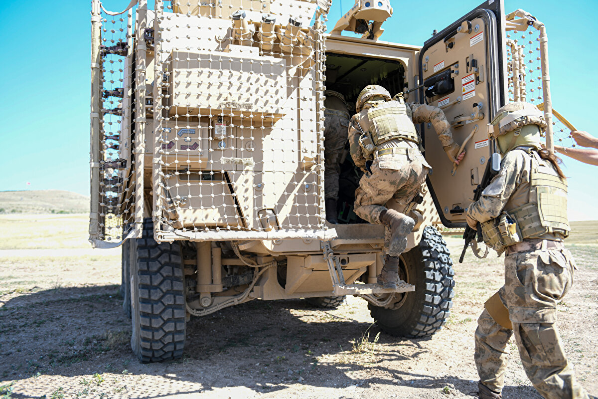 Özel operasyonların taktik ihtiyaçları doğrultusunda, konseptiyle birlikte özgün olarak oluşturulan Pars IV 6x6 Özel Operasyonlar Aracı'nda yine FNSS tarafından geliştirilen 2 adet bağımsız Sancak Uzaktan Komutalı Silah Sistemi yer alıyor. İhtiyaç halinde kullanıcı tarafından silahı kolayca değiştirilebilen kulelerde, 3 ayrı silah tipi (7,62 mm, 12,7 mm makineli tüfek ile 40 mm otomatik bomba atar) kullanılabiliyor. Araç, çepeçevre etrafından veya yüksek noktalardan, eş zamanlı olarak farklı yönlerde belirecek tehditlere karşı gözetleme ve 2 kat etkili ateş gücü imkanı sağlıyor.   Araçların görev donanımı, tek araç seviyesinde ve birlik bütünlüğü içinde, ast-üst unsurlar arasında eş zamanlı, emniyetli ve kesintisiz iletişim, yüksek durumsal farkındalık, etkin komuta kontrol yeteneği içerecek şekilde yüksek teknoloji sistemler içeriyor.  Güçlü motoru, 7 ileri, 2 geri vitesli transmisyonu ile sınıfının en güçlü ve atak güç grubuna sahip araç, aynı zamanda yükseklik ayarlı bağımsız süspansiyonu ile farklı arazi ve yol koşullarında en iyi yol tutuşunu sağlıyor. Tüm tekerlerden tahrikli sürüş ve ön-arka akstan dönüş sistemine sahip Pars IV 6x6, sınıfındaki en düşük dönüş çapı ile meskun mahalde yüksek manevra yeteneğini içinde barındırıyor.   Envantere girmeden önce tamamlanması gereken zorlu testlerin ardından projede son aşamaya gelinecek ve Pars IV 6x6 Özel Operasyonlar Aracı Türk Silahlı Kuvvetlerine teslim edilecek. Böylelikle 6x6 sınıfında en yeni nesil muharebe aracı Türk ordusunun envanterine girecek.  Türk Silahlı Kuvvetlerinin yeni aracı, çok sayıda uluslararası katılımcının da yer alacağı IDEF 2021'de ilk kez sergilenecek.