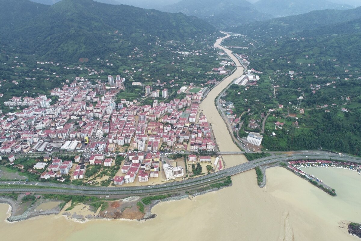 Artvin'de yapılan çalışmalar ile ilgili bilgi veren DSİ Genel Müdürü Kaya Yıldız, Doğu Karadeniz Bölgesi ülkemizin en çok yağış alan bölgelerinden birisi olduğunu hatırlattı. 
