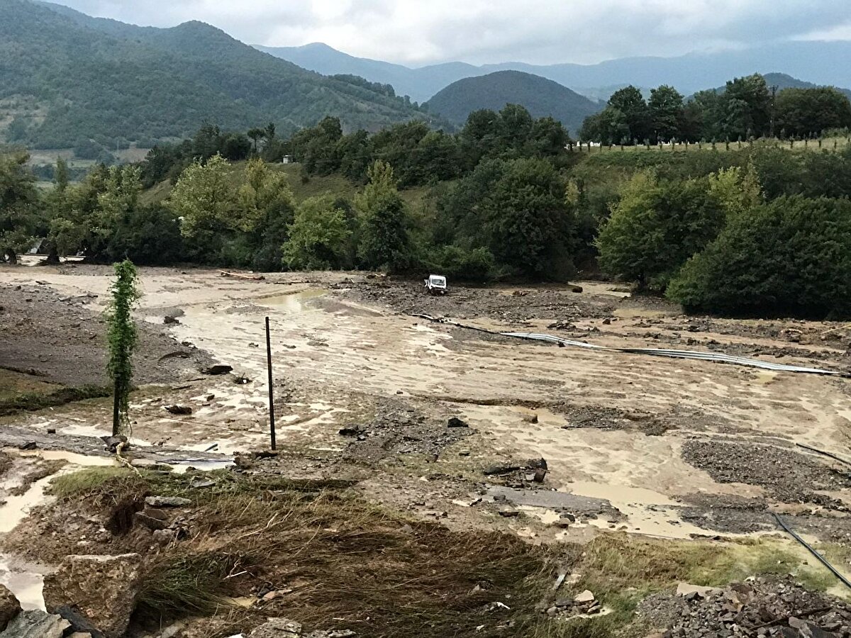 Ulus ilçesine bağlı Zafer köyü ve Akörensöküler köyüne ulaşım sağlayan köprüler de sel nedeniyle yıkıldı. Köylere ulaşım sağlanamazken, 2 köyde de çok sayıda aracın sulara kapıldığı öğrenildi.