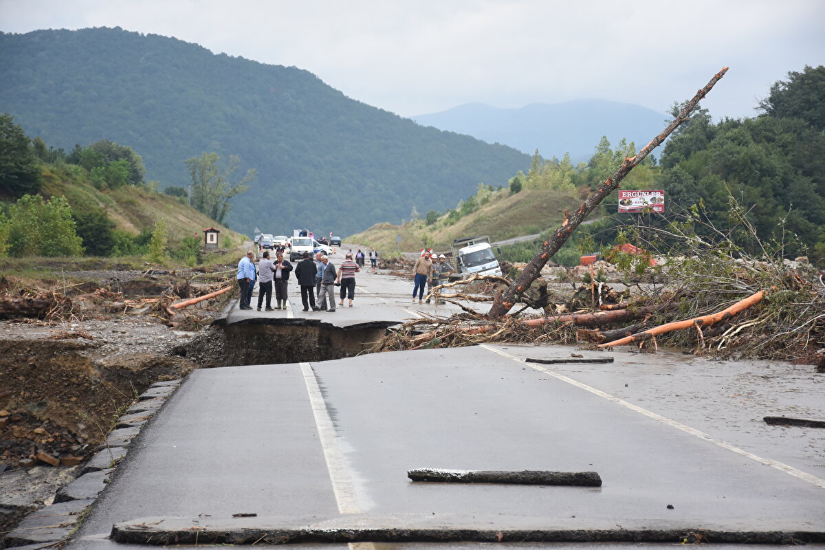 Bartın Valisi Sinan Güner, saat 03.00 sıralarında ilk ihbarların gelmeye başladığını belirterek, şu an bulundukları Bartın-Abdipaşa-Ulus kara yolunda heyelanlar meydana geldiğini yolu açarak buraya kadar ulaştıklarını bildirdi. Vali Güner şu sözlere yer verdi:Saat 03.00 sıralarında ilk ihbarlar gelmeye başladı. Şu an bulunduğumuz Bartın Abdipaşa Ulus karayolu üzerindeki yol, çeşitli heyelanlar nedeniyle kapalıydı. Açtık buraya kadar ulaştık ancak burada menfez göçmüş durumda. Buradan ilerisi yok. Servis yoluyla ulaşımı sağlamış olduk. Dere yatağında evler vardı, oradaki insanları kurtardık. Aracın üzerinde yardım bekleyenler vardı, sele kapılmış araçlar vardı, onları kurtardık. Kumluca beldesine bağlı Akörensöküler köyünde bütün köprüler yıkılmış servis yolları ile geçmeye çalışıyoruz. Ulus'un Zafer köyünde bütün ulaşımı sağlayan her türlü köprü yıkılmış durumda. Karabük Valiliği'nden destek istedik o taraftan gelinebilecek yollardan onlar gelmeye çalışıyor. Özel idare ekipleri de patika yollardan araçları yürüterek inmeye çalışıyorlar.