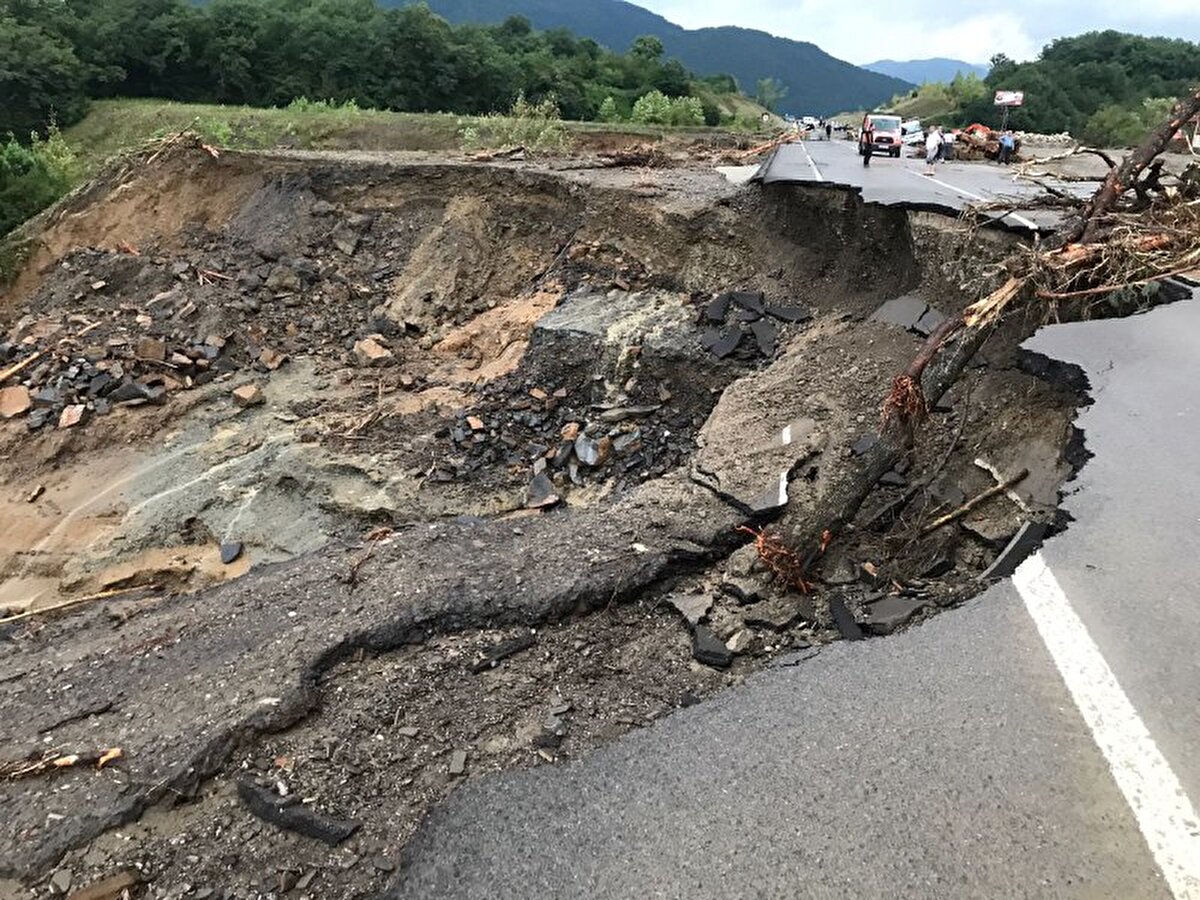 O sırada yoldan geçen araçlar sele kapıldı. Ekipler tarafından mahsur kalan vatandaşlar kurtarıldı.