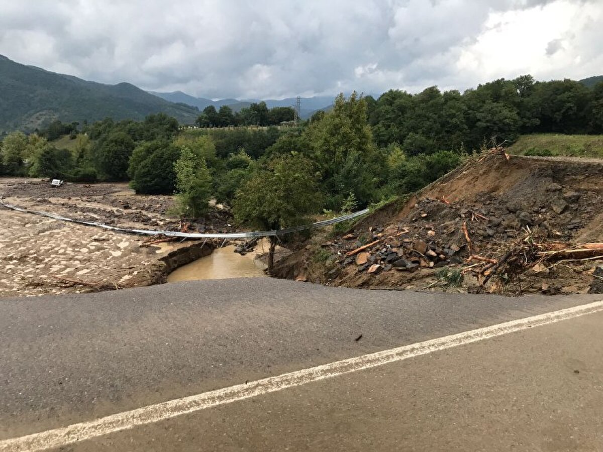 Bartın-Karabük yolunda sel nedeniyle çökme meydana geldi, 2 köye ulaşım sağlayan köprüler yıkıldı, su baskınları yaşandı.

Evlerinde mahsur kalan bazı vatandaşlar ise AFAD, UMKE ve itfaiye ekipleri tarafından kurtarıldı.