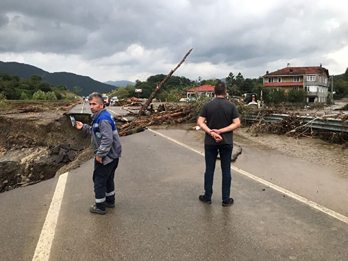 Kent genelinde gece saatlerinde etkili olan sağanak yağış nedeniyle Bartın-Karabük yolunun Yenihan köyü mevkiinde yol çöktü.