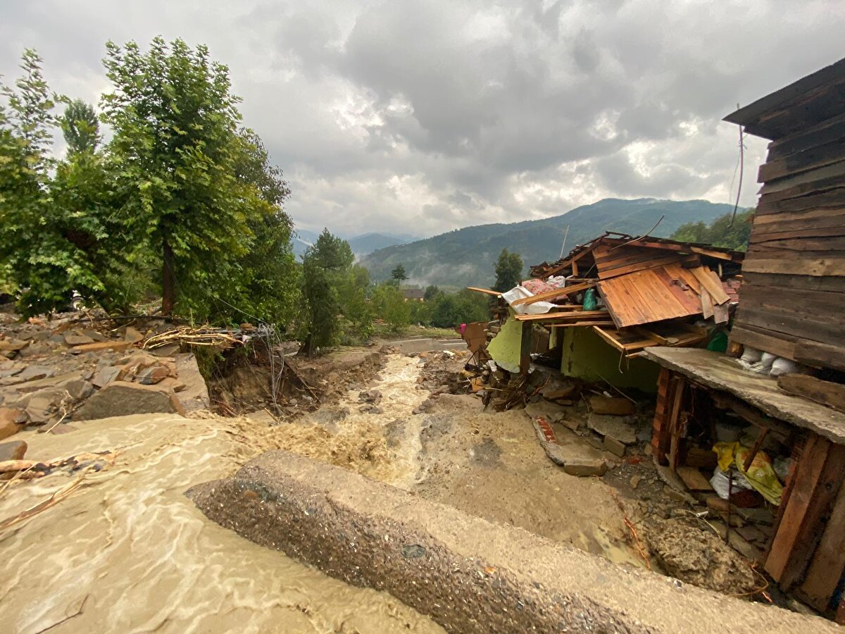Yağışlar sebebiyle yaka seli meydana geldi, köprüler yıkıldı, yollarda heyelanlar meydana geldi. Çalışmalarımız devam ediyor. Bir köy kaldı ulaşamadığımız. 1 kayıp vatandaşımız var onu da arama çalışmalarımız devam ediyor. Akörensöküler köyünde 80 yaşlarında bir kadın vatandaşımızın evi göçmüş, sele kapıldı. Arama kurtarma ekiplerimiz su ve su kenarında arıyor.  