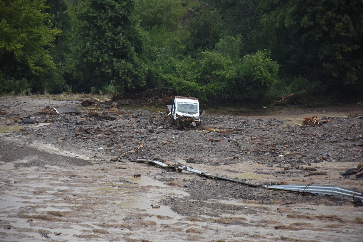 Bazı vatandaşların evlerinde mahsur kaldığı belirtilirken, ekiplerin köylere ulaşma çabası devam ediyor. Ayrıca, Kumluca beldesinde ise derelerin taştığı ve çok sayıda evde su baskını yaşandığı öğrenildi. Yenihan köyüne giden Bartın Valisi Sinan Güner de selin vurduğu bölgelerle ilgili açıklama yaptı.