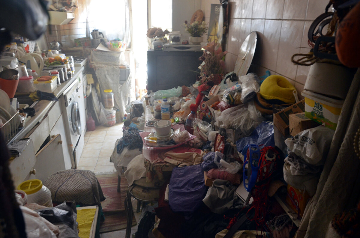 Kapıyı açan itfaiye erleri dumanın yanı sıra her tarafta çoğu kullanılamayacak durumda ve oldukça kötü kokan eşyalarla dolu 'Çöp ev' olduğunu gördü. Evdeki bütün bölümler tek tek aranırken kimsenin olmadığı, dumanın ocak üzerinde unutulan bir yemeğin yanmasından kaynaklandığı belirtildi.