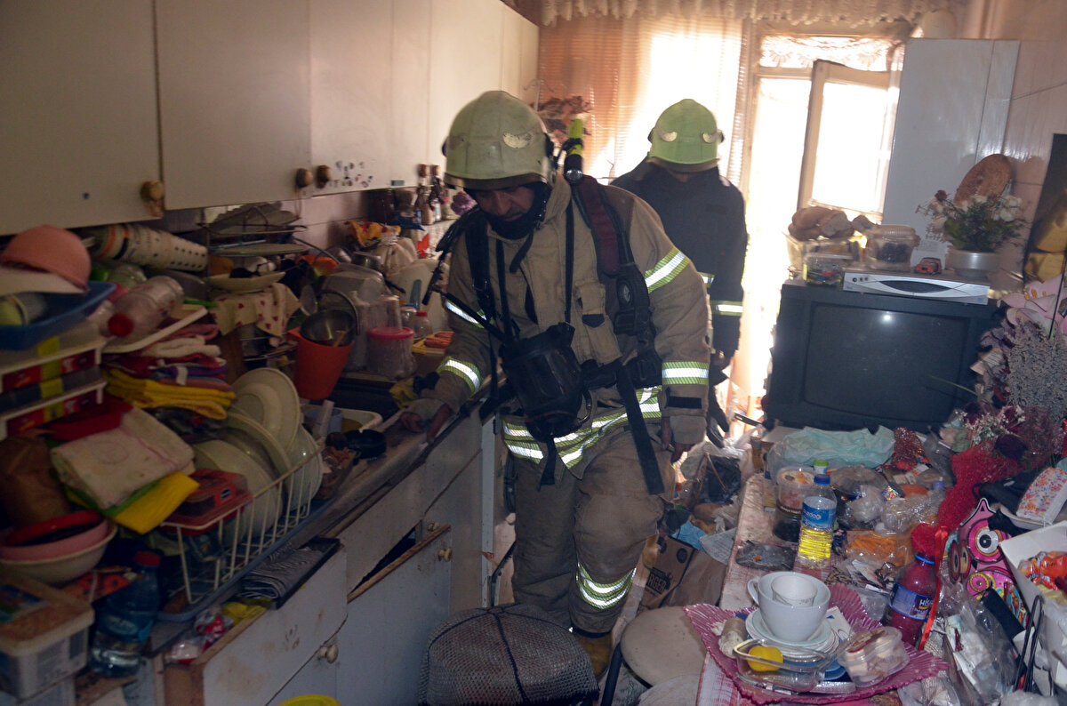 Gümüşpala Mahallesi'ndeki 5 katlı binanın 4'üncü katından duman yükseldiğini gören komşuları itfaiye ve polisi aradı. Kısa sürede gelen ekipler duman çıkan, yalnız yaşayan 85 yaşlarında olduğu belirtilen Emine N. adlı kadının kapısını defalarca çaldı. Açan olmayınca kapı zorlanarak açıldı.