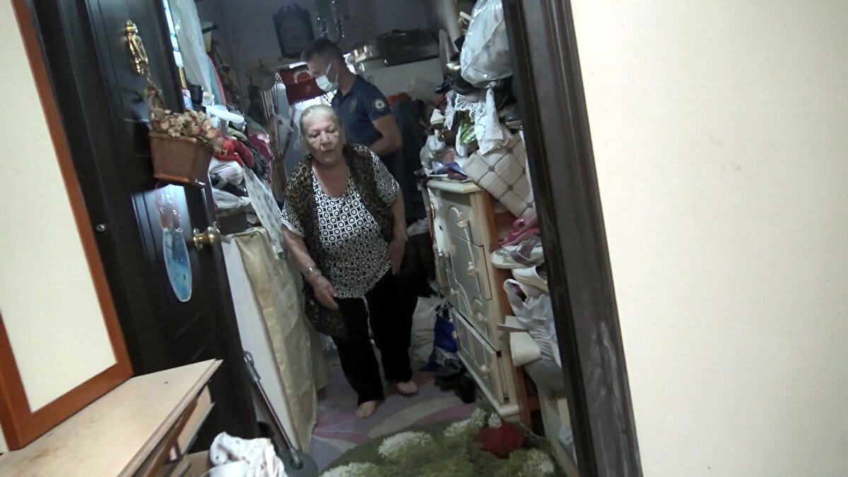 Mahalledeki çocukların da seferber olması ile kısa süre sonra elinde torba bulunan Emine N., bina önüne gelirken, polis ocakta yemek unuttuğunu, itfaiyenin bu nedenle kapıyı zorlayarak içeri girmek zorunda kaldığını anlattı.