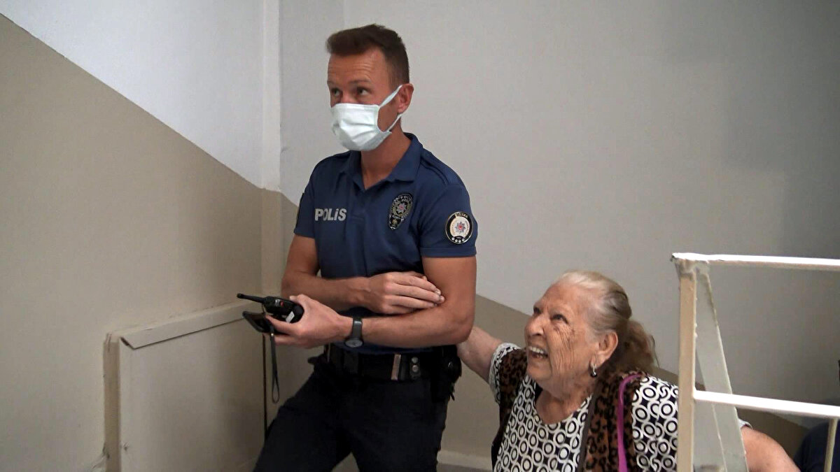 Salgın hastalık döneminde bunun ciddi sağlık sorunu oluşturduğunu belirten, Ertan Seçkin, "Yaşlı kadını yürüyemez halde görenler onun elindekileri alarak, evine kadar getiriyordu" diye konuştu.