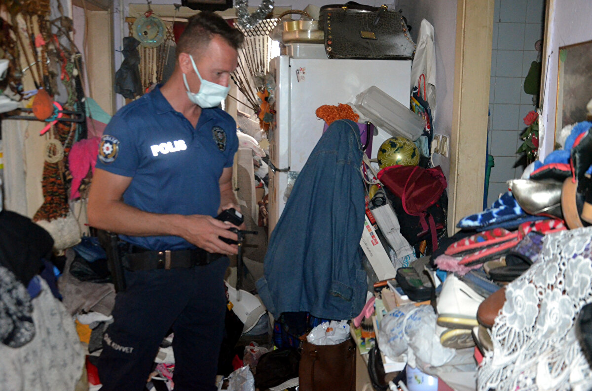 Komşulardan Nurten ile Atilla Çevik çifti, bir alt katında oturan Emine N.'nin sokaklarda ve çöp konteynerlerinden topladığı eşyaları sürekli evine taşıdığını, burasının çöp ev olduğu ve evlerine sürekli böceklerin bastığını, defalarca belediyeye bildirmelerine rağmen bu konuda bir şey yapılmamasından yakındı.