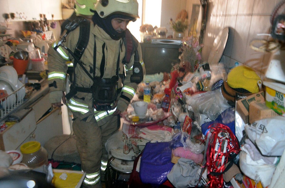 Polis, evde inceleme yaparken, kadının gelmesi beklendi.