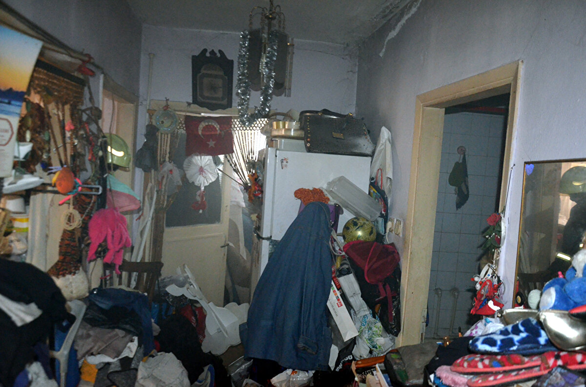 Üst kattaki komşu, dumanların çıkması üzerine önlem amacıyla bu kattaki bütün evlerin doğalgazını kapattığını söyledi. Ocaktaki tencerede kömürleşmiş yemek olduğu ve gazın kesilmesi üzerine duman çıkmasının durduğu belirlendi.