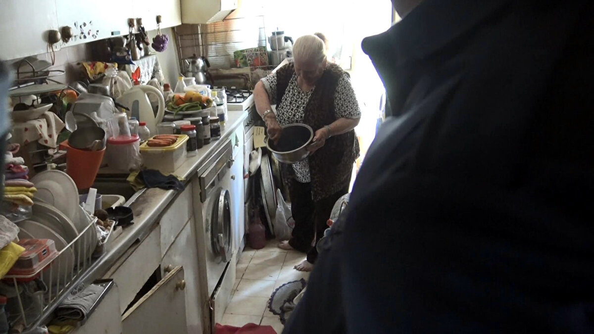 Ne pişirdiğini hatırlamadığını belirten kadın, neden bu kadar gereksiz eşya topladığı konusunda konuşmak istemedi.