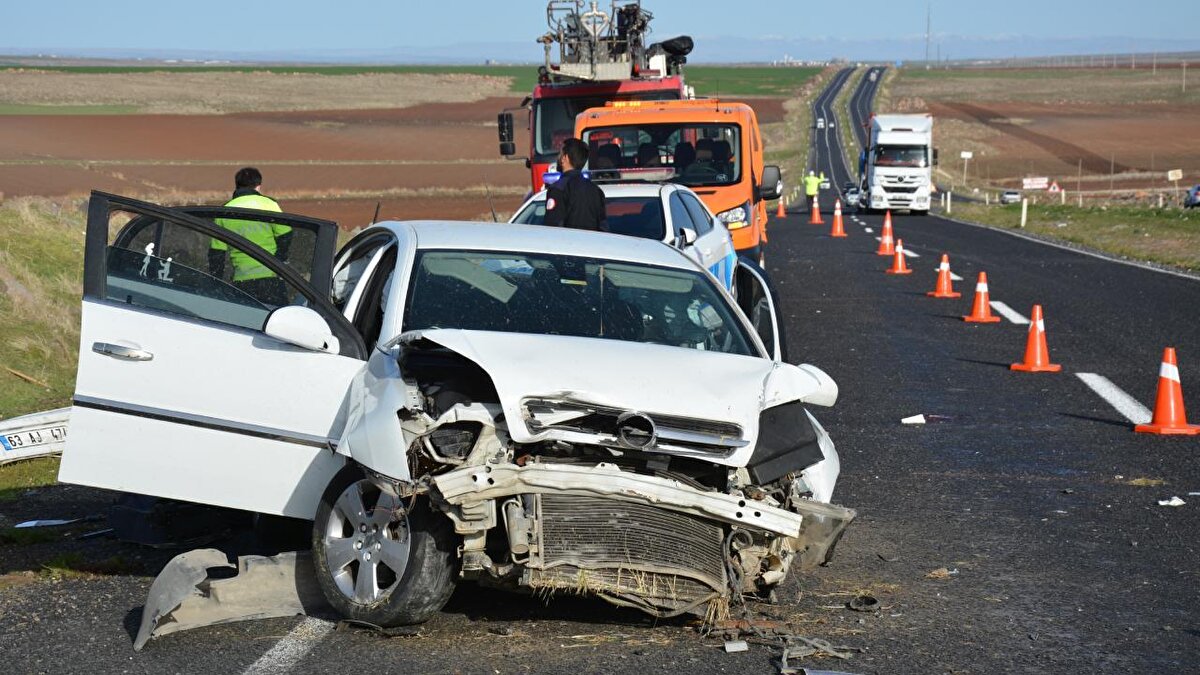 Sağlık hizmetinde kazadaki kusur oranlarına bakılmıyor. Yüzde yüz kusurlu olsa bile bir fatura çıkarılması söz konusu değil. Trafik kazası geçiren hastalar acil durumlarda Sosyal Güvenlik Kurumu ile sözleşmeli olmayan hastanelerine de başvurabilir. Kaza nedeniyle vücut bütünlüğünü sağlamak için gerçekleştirilen estetik ameliyatların faturası da ödeniyor. Sabah'ın haberine göre; SGK, trafik kazası sonrası sunulan sağlık hizmetlerine ilişkin merak edilen sorulara yanıt verdi. İşte merak edilen 10 sorunun yanıtı şöyle: