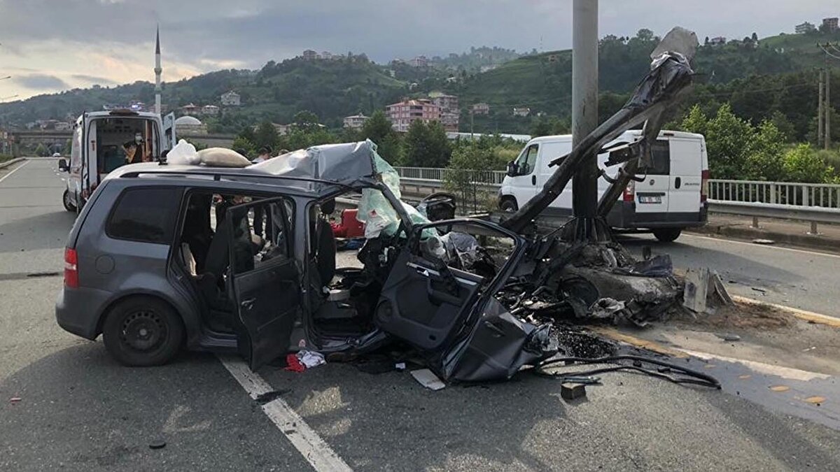 4-Yabancı uyruklu kişilerin turistik amaçlı olarak ülkemizde bulunduğu sırada geçirdikleri trafik kazalarına bağlı sağlık hizmet bedelleri SGK tarafından karşılanır mı?Ülkemizde geçirilmiş trafik kazaları sebebiyle üniversitelere bağlı hastaneler ve diğer bütün resmî ve özel sağlık kurum ve kuruluşlarının sundukları sağlık hizmet bedelleri, kazazedenin sosyal güvencesi olup olmadığına ve uyruğuna bakılmadan karşılanıyor. Yabancı plakalı araçların karıştığı ülkemizde meydana gelen trafik kazalarından kaynaklanan sağlık hizmet bedelleri karşılanıyor.