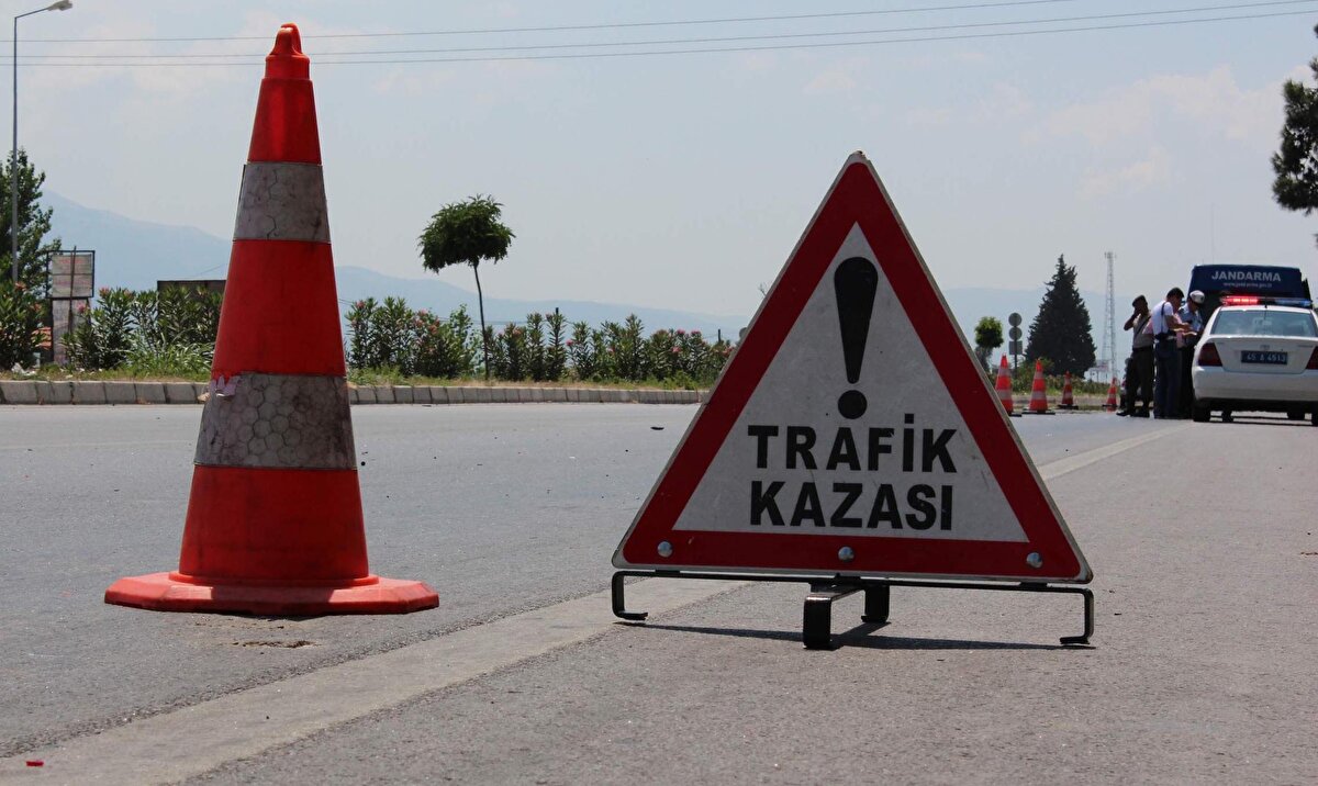 6-Trafik kazası nedeniyle Kurum'la sözleşmesiz olan bir hastaneden sağlık hizmeti alınabilir mi? Kurum bu bedelleri öder mi?Acil hallerde SGK ile sözleşmesiz de olsa tüm sağlık hizmet sunucularınca verilen sağlık hizmet bedelleri karşılanıyor. Trafik kazasına bağlı ilk başvuru sözleşmesiz bir sağlık hizmet sunucusuna oldu ise burada devam eden tedaviler SUT ve ekleri esas alınarak ödeniyor. Ancak bu süre 6 ayı geçemez.