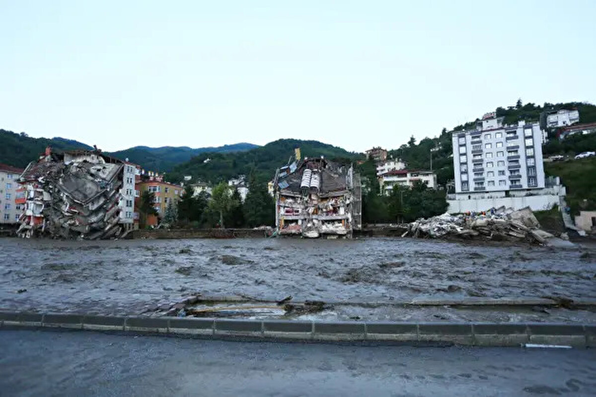 Kastamonu'nun Bozkurt ilçesinde yaşanan sel felaketinde bilanço gün ağarınca belli oldu.