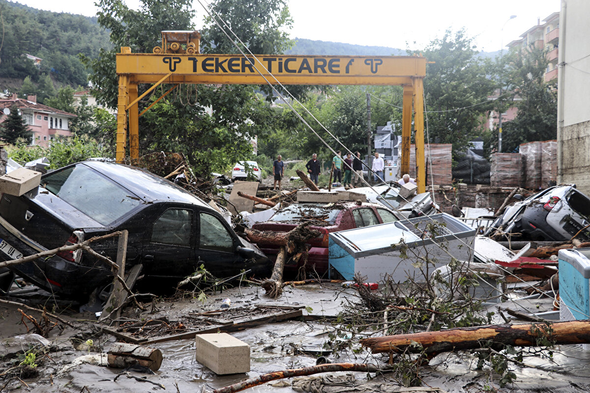 Öte yandan AFAD ekiplerinin çöken binalardaki arama ve kurtarma çalışmaları da sabahın ilk ışıkları ile yeniden başladı.