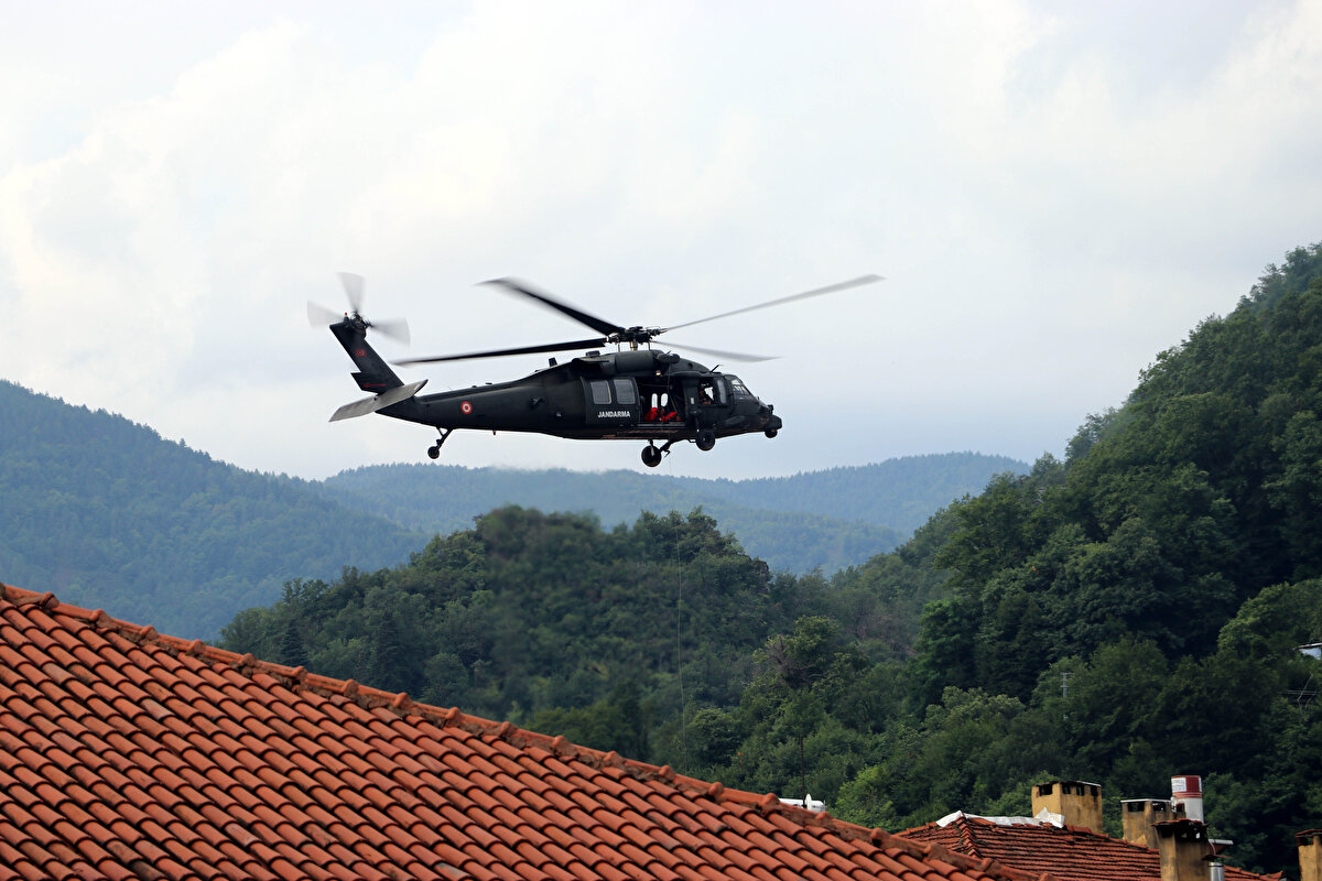 Açıklamanın devamında Kastamonu'da sel sularına kapılan 5 vatandaşımız hayatını kaybetmiştir. Bartın'da kaybolan 1 vatandaşımızı arama çalışmaları devam etmektedir. Afetten etkilenen il ve ilçelerde kurulan afet koordinasyon merkezleri ile bölgedeki müdahale çalışmalarının eşgüdüm halinde yürütülmesi sağlanmaktadır. Türkiye Afet Müdahale Planı'na göre, afetten etkilenen bölgelerdeki çalışmaların kesintisiz olarak yürütülmesi amacıyla, AFAD Başkanlığı Afet ve Acil Durum Yönetimi Merkezi İçişleri Bakan Yardımcımız Sayın Muhterem İnce'nin başkanlığında faaliyete geçirilmiş; tüm çalışma grupları, üst düzey yönetici ve temsilcilerinin katılımıyla 7 gün 24 saat çalışma esasına göre çalışmaya başlamıştır ifadeleri kullanıldı.