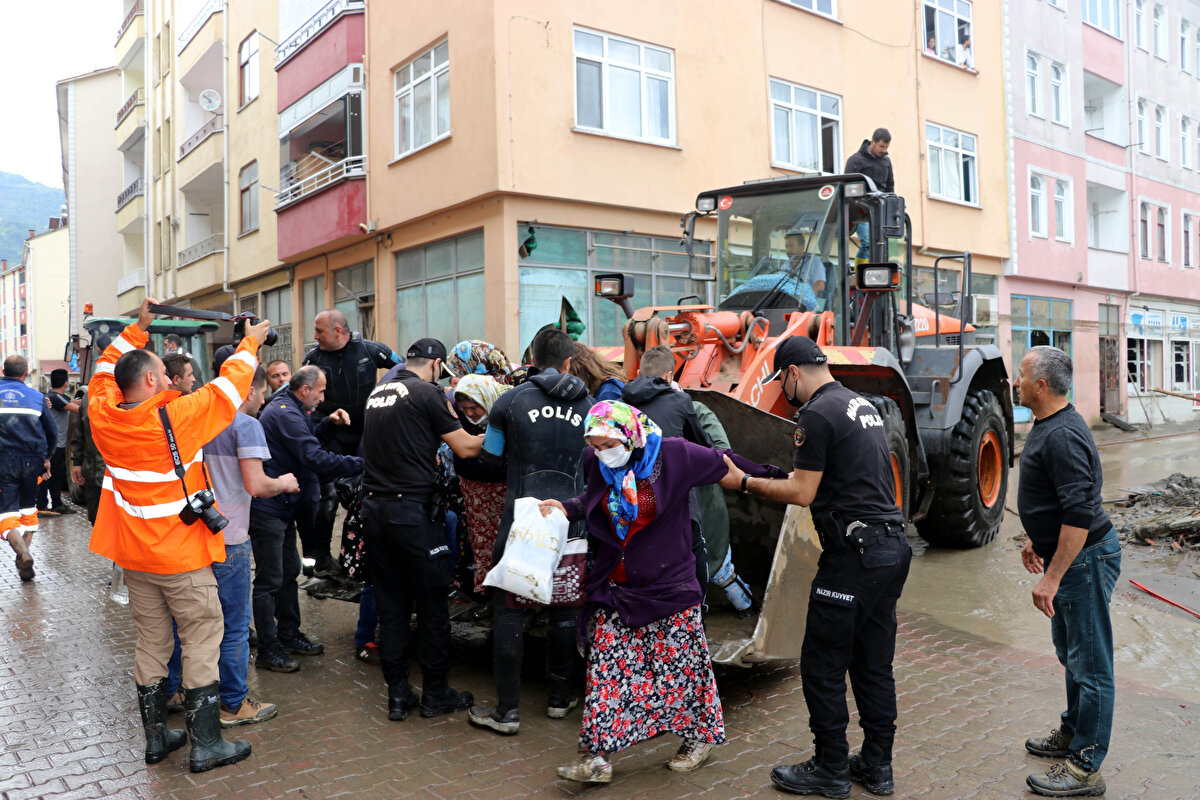 Açıklamada, Türk Kızılay’ı tarafından toplam 77 personel ve gönüllü, 7 ikram aracı ve 22 araç görev yapmakta olduğu; 500 sıcak yemek, 1050 kumanya, 1768 ikramlık malzeme, 1229 içecek ve 2 bin 434 su dağıtımının yapıldığı ifade edildi.