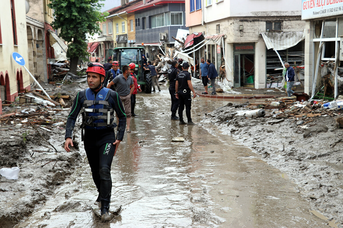 JAK timleri de sualtı ve üstü arama ve kurtarma çalışmalarını sürdürüyor.