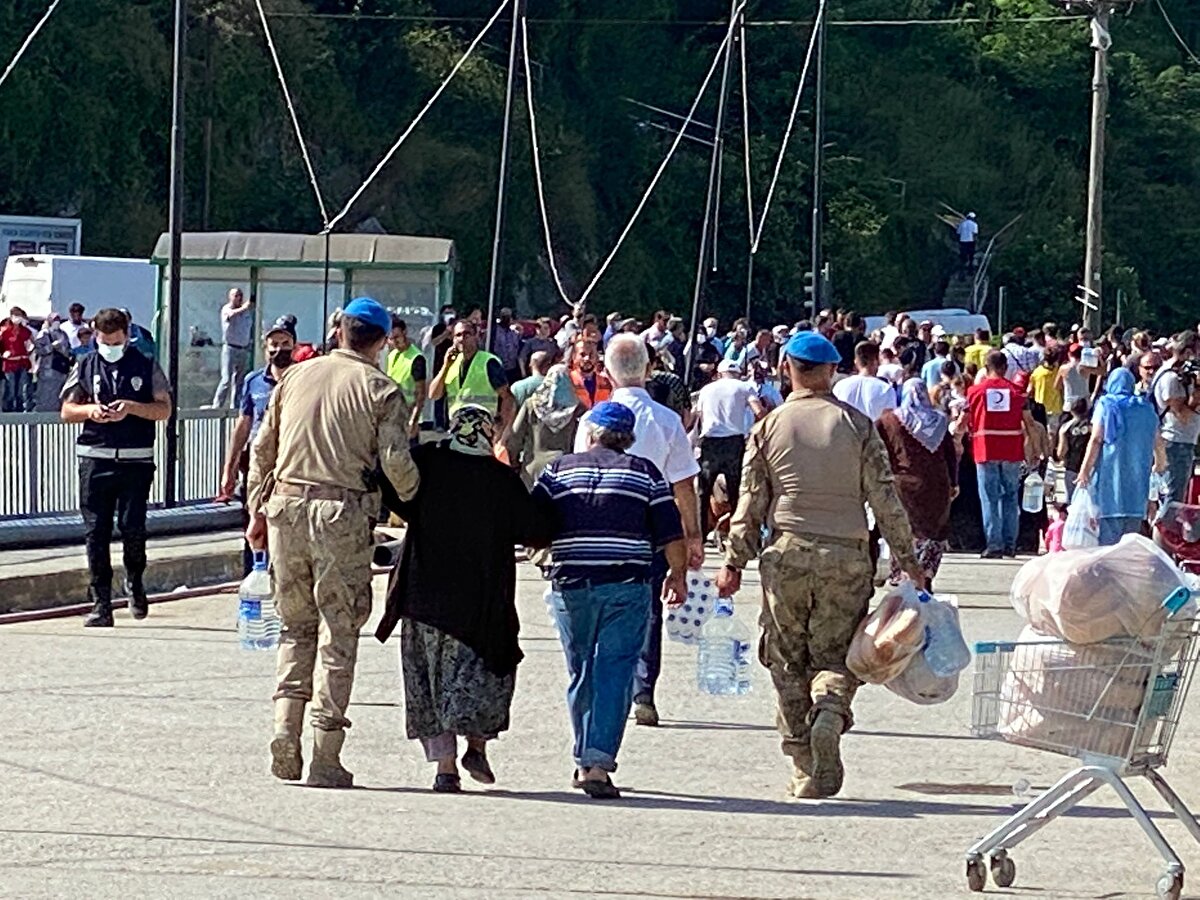 Yardım yapıldığı sırada kısa süreli sarsıntı meydana gelince köprü, hemen boşaltıldı. 

