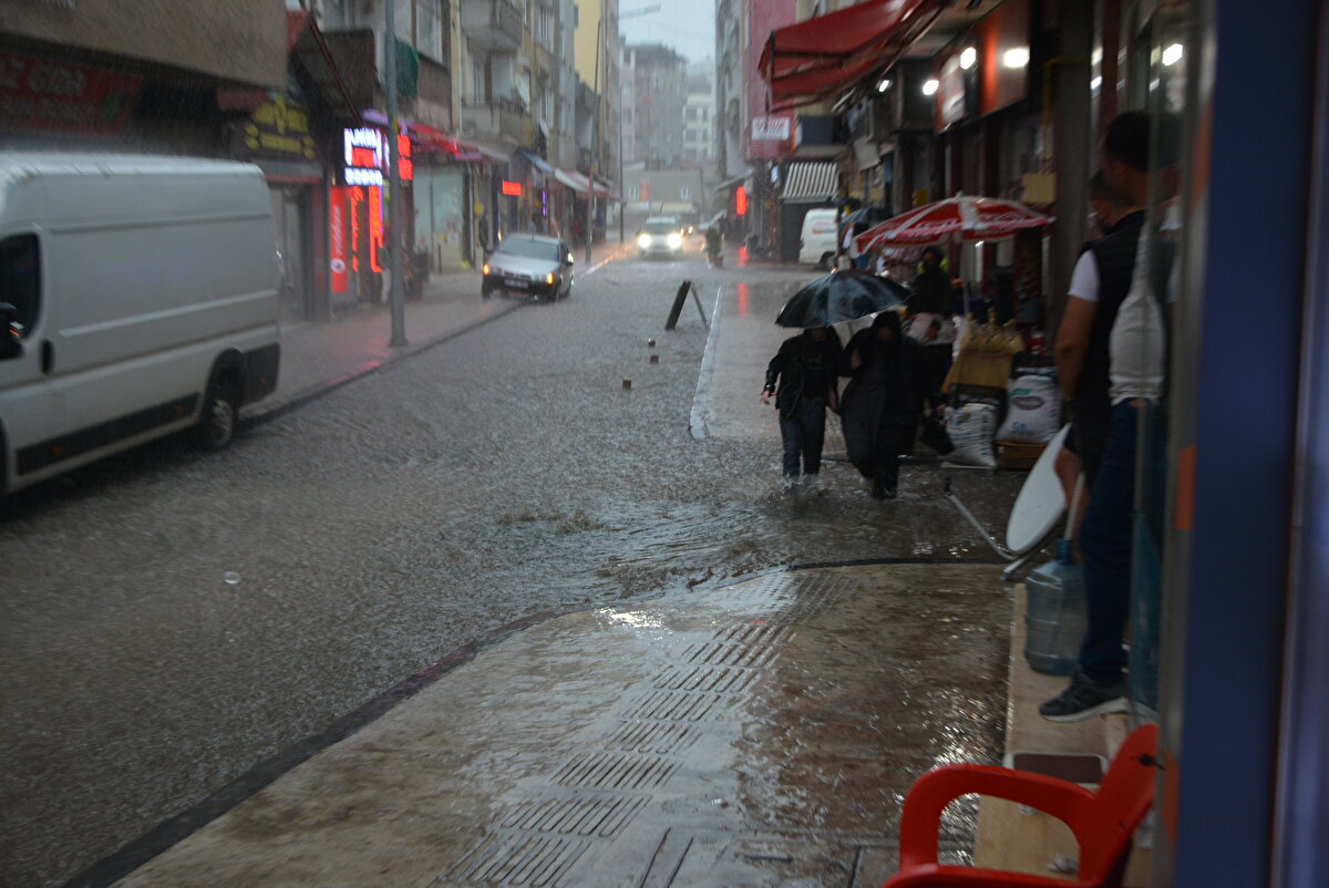 Öte yandan Yusufeli ilçesinde etkili olan yağış Evren mahallesinde bulunan derenin taşmasına sebep oldu.