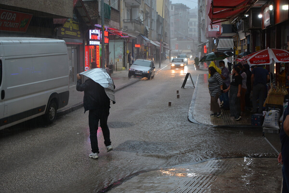 Kentin birçok noktasında, caddelerde ve ara yollarda yükselen yağmur suları, insanları tedirgin etti. Kısa sürede debisi yükselen yağmur suyu, ilçenin birçok noktasında bulunan iş yerlerine dolarak hasara neden oldu.