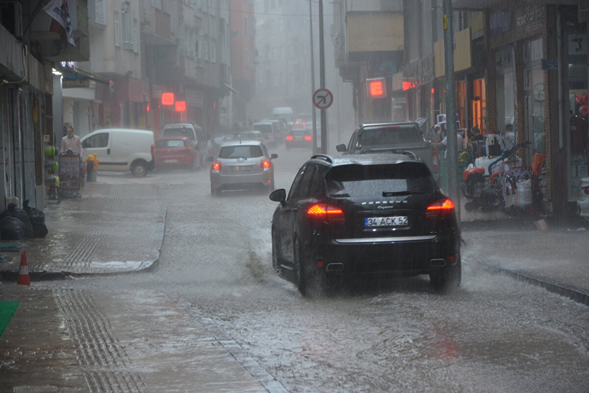 Uyarıların ardından Artvin'de beklenen yağışlar başladı. Şavşat ilçesinin Armutlu mahallesinde yağmur etkisiyle taşan dere yolları çamura buladı. 