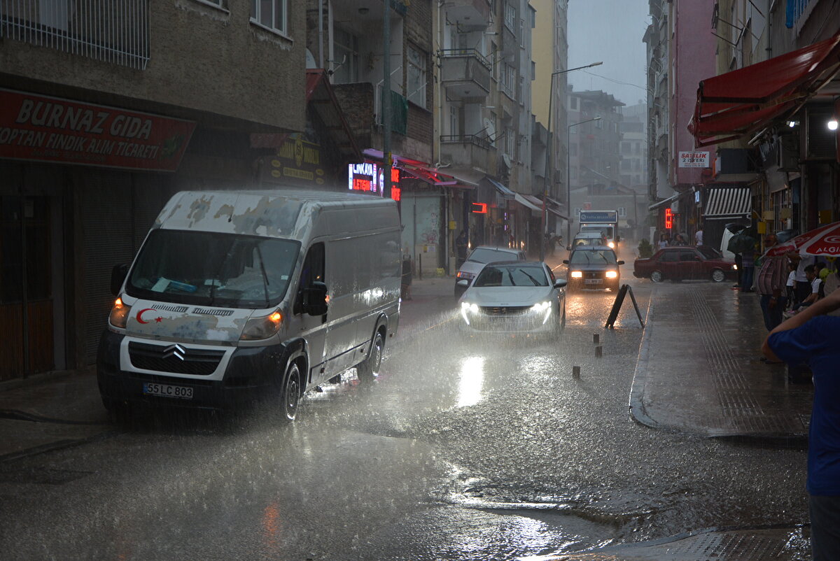 Ordu'nun Fatsa ilçesinde gün içinde aralıklarla görülen ve akşam saatlerinde etkisini arttıran sağanak hayatı olumsuz etkiledi. 