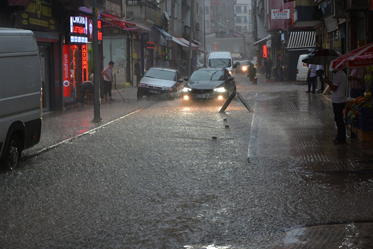 Taşan dere karayolunu ulaşıma kapatırken, bir kamyon ve sürücüsü taşan derenin ortasında mahsur kaldı.