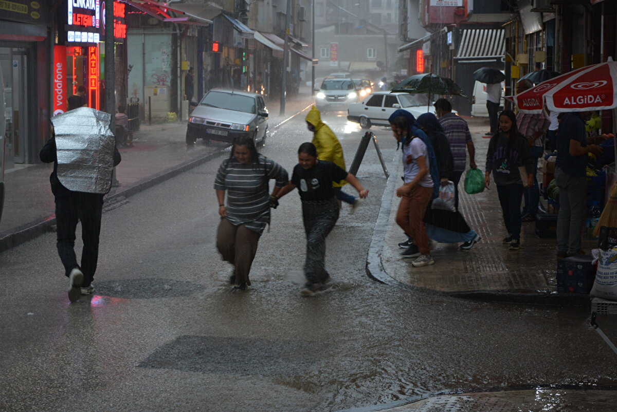 Esnaflar, birbirlerine destek çıkarak iş yerlerini sulardan temizlerken, Karadeniz Sahil Yolu’nda da taşkınlar nedeniyle oluşan su birikintisi, trafiğin durmasına neden oldu. Ekiplerin yaptıkları çalışmalar sonucu yol yeniden ulaşıma açıldı.