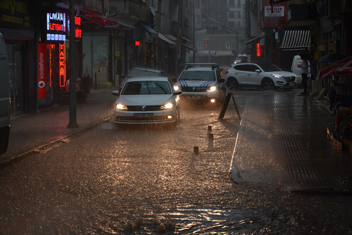 Bazı köylerde tarım arazileri zarar görürken, yağışın durmasıyla hayat normale döndü.