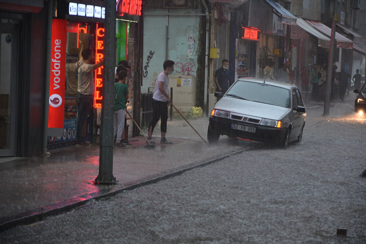 Aracını hareket ettiremeyen sürücünün yardımına Yusufeli Belediyesi ekipleri koştu.