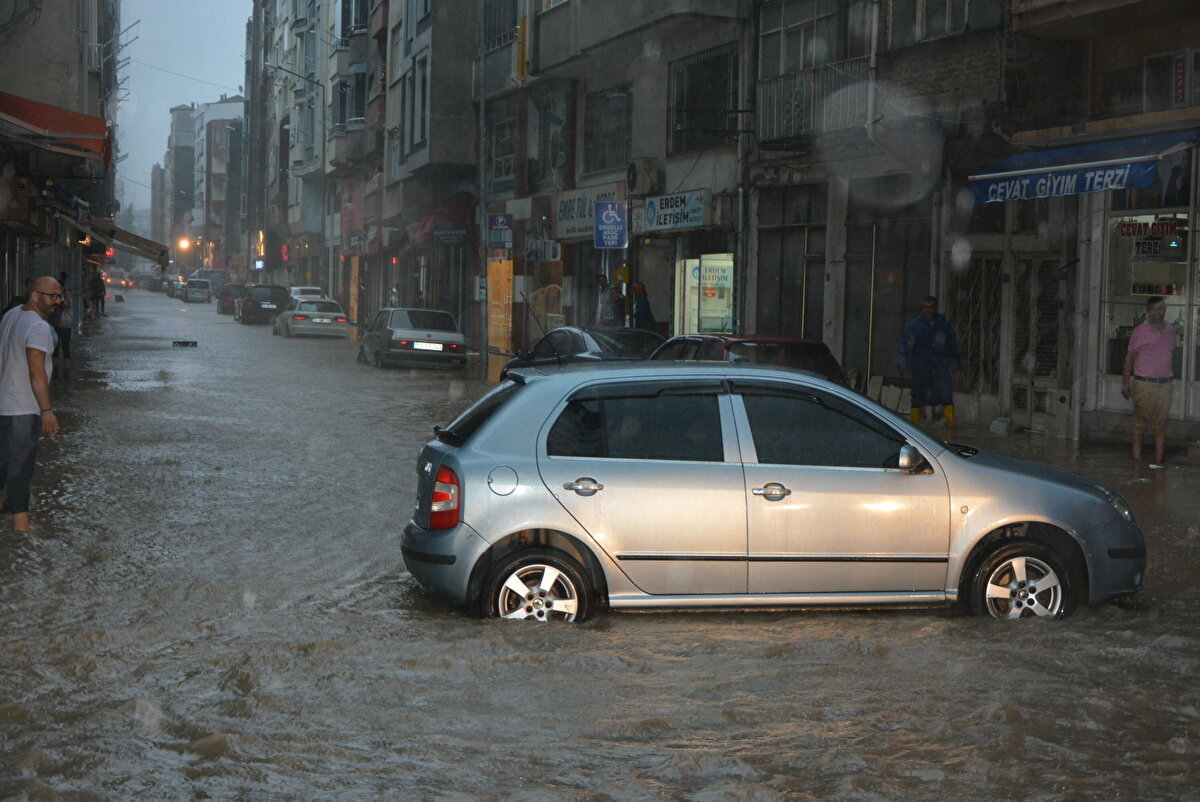 Ordu'nun Fatsa ilçesinde aniden etkili olan şiddetli sağanak sele dönüştü. Karadeniz Sahil Yolu ulaşıma kapanırken, çok sayıda iş yerini su bastı. Artvin’de ise akşam saatlerinde etkili olan sağanak yağış sonrası, Şavşat ve Yusufeli ilçelerinde küçük çaplı dere taşmaları meydana geldi.  