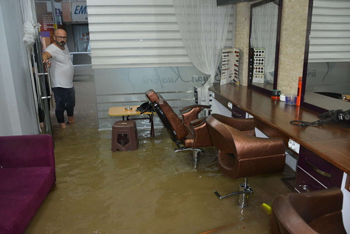 Uyarıların ardından Artvin'de beklenen yağışlar başladı. Şavşat ilçesinin Armutlu mahallesinde yağmur etkisiyle taşan dere yolları çamura buladı. Bazı köylerde tarım arazileri zarar görürken, yağışın durmasıyla hayat normale döndü.  