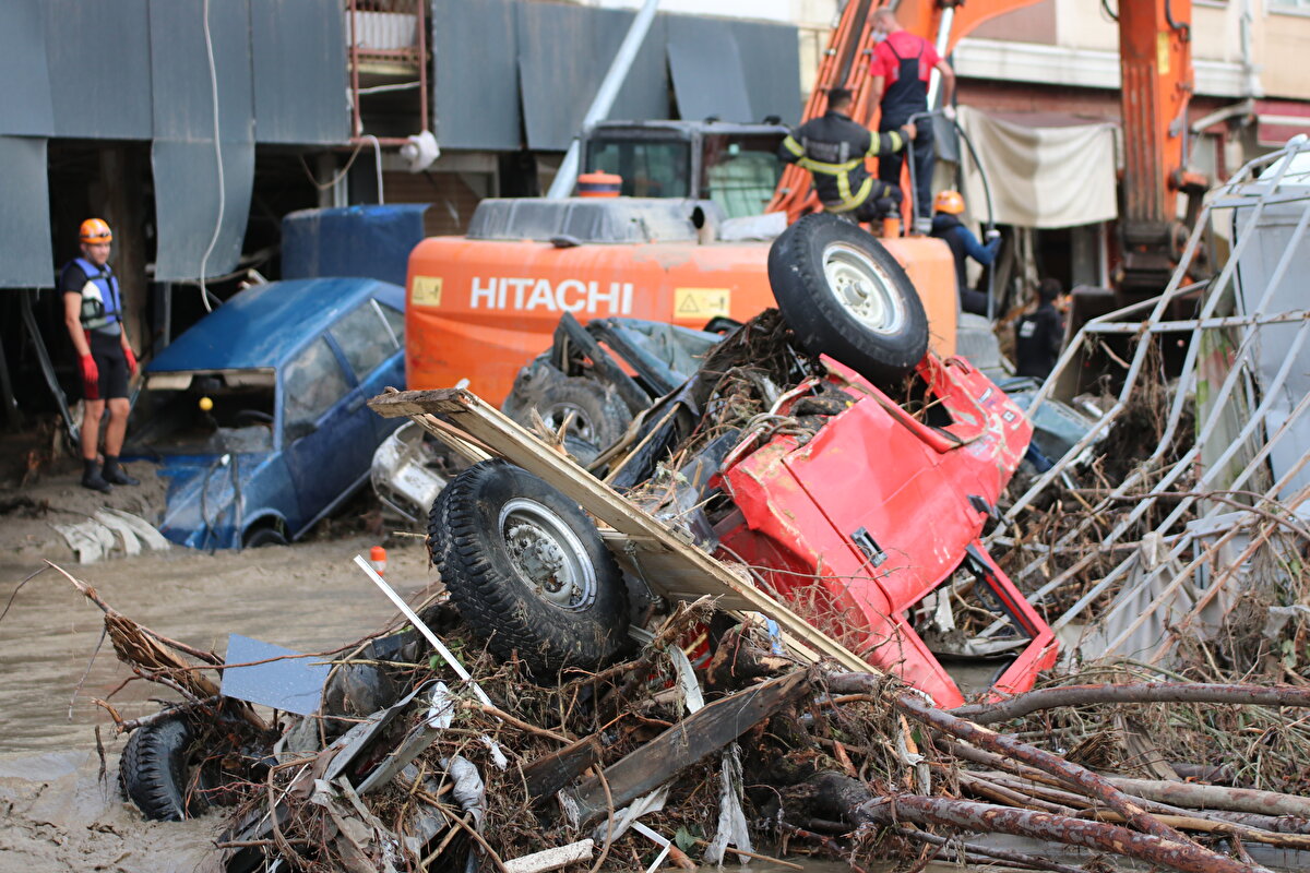 Türk Kızılay'a ait 217 personelgönüllü, 9 ikram aracı ve 42 aracın bölgede bulunduğu, sıcak yemek dağıtımının yapıldığı ifade edilen açıklamada, Jandarma Genel Komutanlığınca Sinop'a 1 mobil mutfak tırı sevk edildiği, afetzedeler için yemek pişirme ve dağıtım hizmetine başlandığı kaydedildi. Açıklamada, Emniyet Genel Müdürlüğü tarafından Kastamonu'ya bir mobil mutfak tırının sevk edildiği bildirildi.