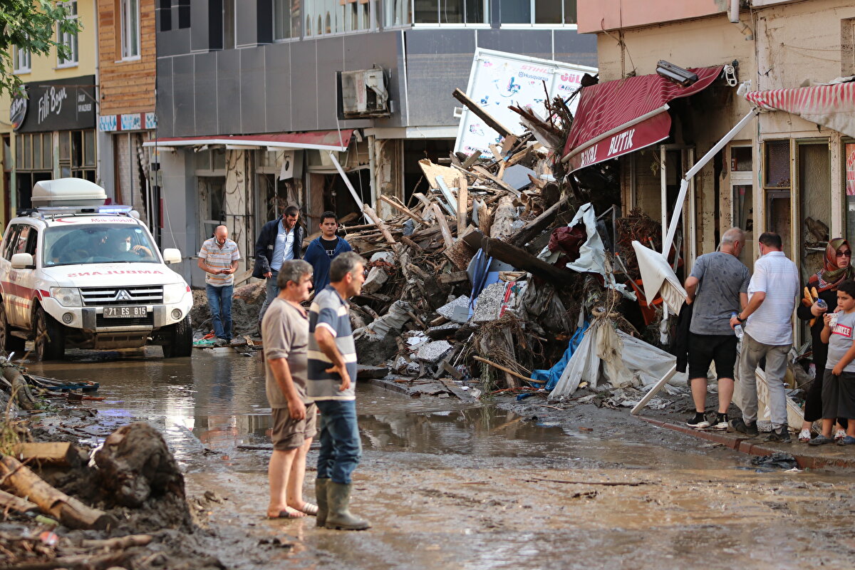AFAD'dan Batı Karadeniz'deki sele ilişkin yapılan açıklamada, tüm kurumların, personel ve araç desteğiyle tahliye, arama kurtarma ve müdahale çalışmalarına devam ettiği belirtildi. Açıklamada, Sel nedeniyle Kastamonu'da 25, Sinop'ta 2 vatandaşımız hayatını kaybetmiştir. Bartın'da kaybolan bir vatandaşımızı arama çalışmaları devam etmektedir. bilgisine yer verildi. Bartın'ın Ulus Akörensöküler köyünde kaybolan kişiyi arama çalışmalarının AFAD, itfaiye ve jandarma ekipleri ile UMKE personelince sürdürüldüğü vurgulanan açıklamada, Sinop'un Ayancık ve Kastamonu'nun Bozkurt ilçelerinde arama ve kurtarma ekiplerince çalışmalara devam edildiği anlatıldı.