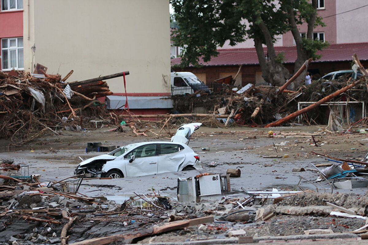 AFAD'dan yapılan açıklamada, Batı Karadeniz Bölgesi'nde etkili olan aşırı yağış sonucu Bartın, Kastamonu ve Sinop'ta sel ve su baskınlarının meydana geldiği hatırlatıldı. Bartın'ın Ulus Akörensöküler köyünde kaybolan kişiyi arama çalışmalarının AFAD, itfaiye, UMKE ve jandarma ekipleriyle sürdürüldüğü vurgulanan açıklamada, şunlar kaydedildi: