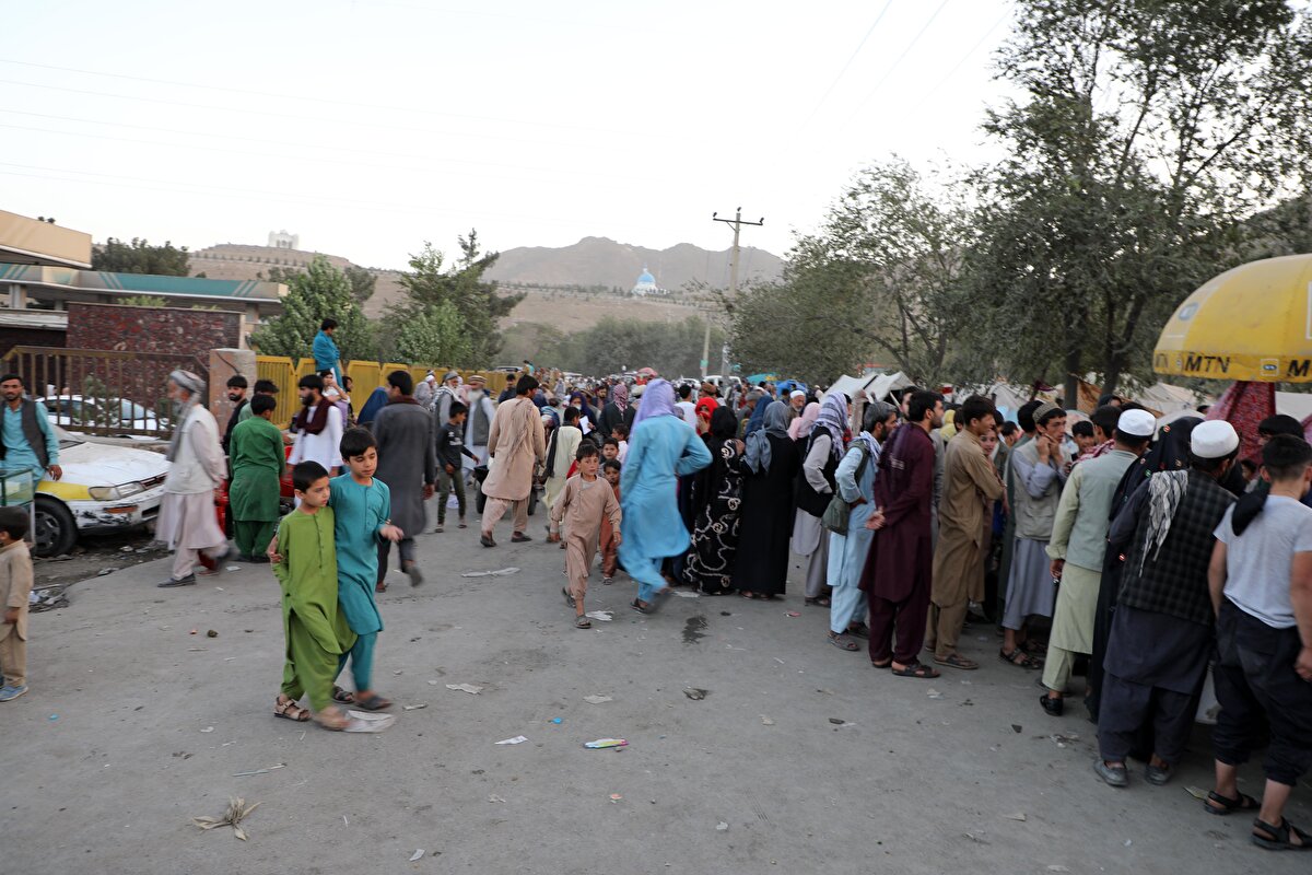 Bölgede zorunlu göç edenlerden Muhammed Rahim Kabir de Kunduz'da şiddetli çatışmalar yaşanmasının ardından başkent Kabil'e kaçtıklarını vurguladı. Kabil'e geleli zor şartlarda yaşam mücadelesi verdiklerini dile getiren Kabir, sadece su ve ekmekle geçimlerini sağladıklarının altını çizdi.