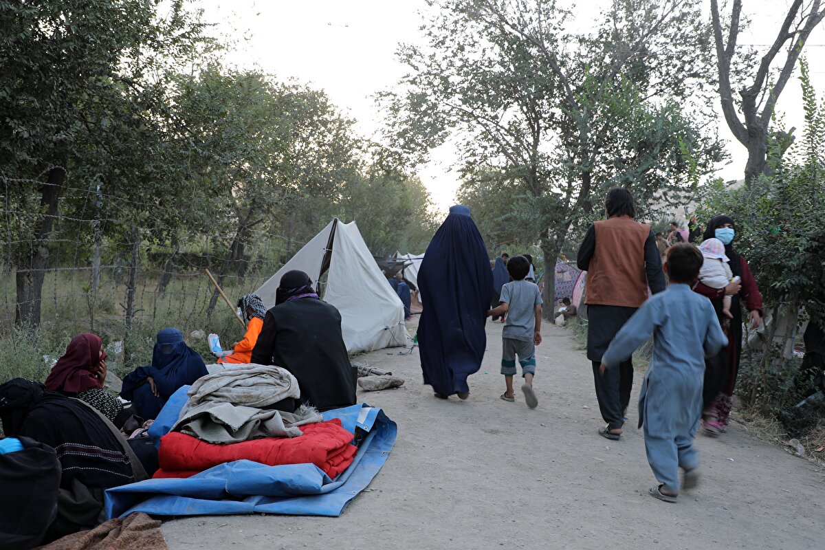Sadece üzerlerindeki elbise ile evlerinden çıkabildiklerini aktaran Nabizade ise, Kabil'de park ortasında çadır kurarak oturduklarını ve kendilerine henüz resmi makamlardan bir yardım ulaşmadığını sözlerine ekledi.  
