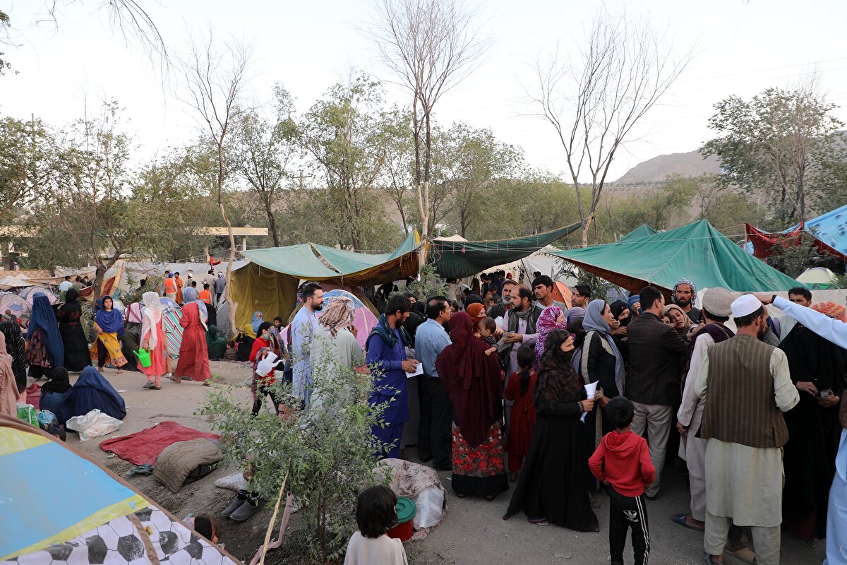 Bir yandan çatışmalar devam ederken diğer yandan da yurt dışına kaçışlar devam ediyor. Afganistan Göçmenler Bakanlığı'na göre, son zamanlarda artan şiddet nedeniyle günlük ortalama 1000'in üzerinde kişi yasal ve yasa dışı yollarla ülkeyi terk ediyor. Özellikle ülkenin batısındaki İran sınırında bulunan Nimruz vilayetinde, göçmen hareketliliği arttı. Yerel yetkililerden edinilen bilgiye göre son 1 haftada 8 bin civarında kişi İran sınırına doğru harekete geçti.