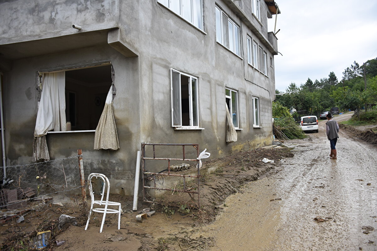Baba Erdem Ergün ise selden kaçtığı sırada kırık konserve kavanozlarına basınca ayaklarından yaralandı. Tedavisi tamamlanan Erdem Ergün, enkaz kaldırma çalışmalarında ailesine destek olmaya çalışıyor.