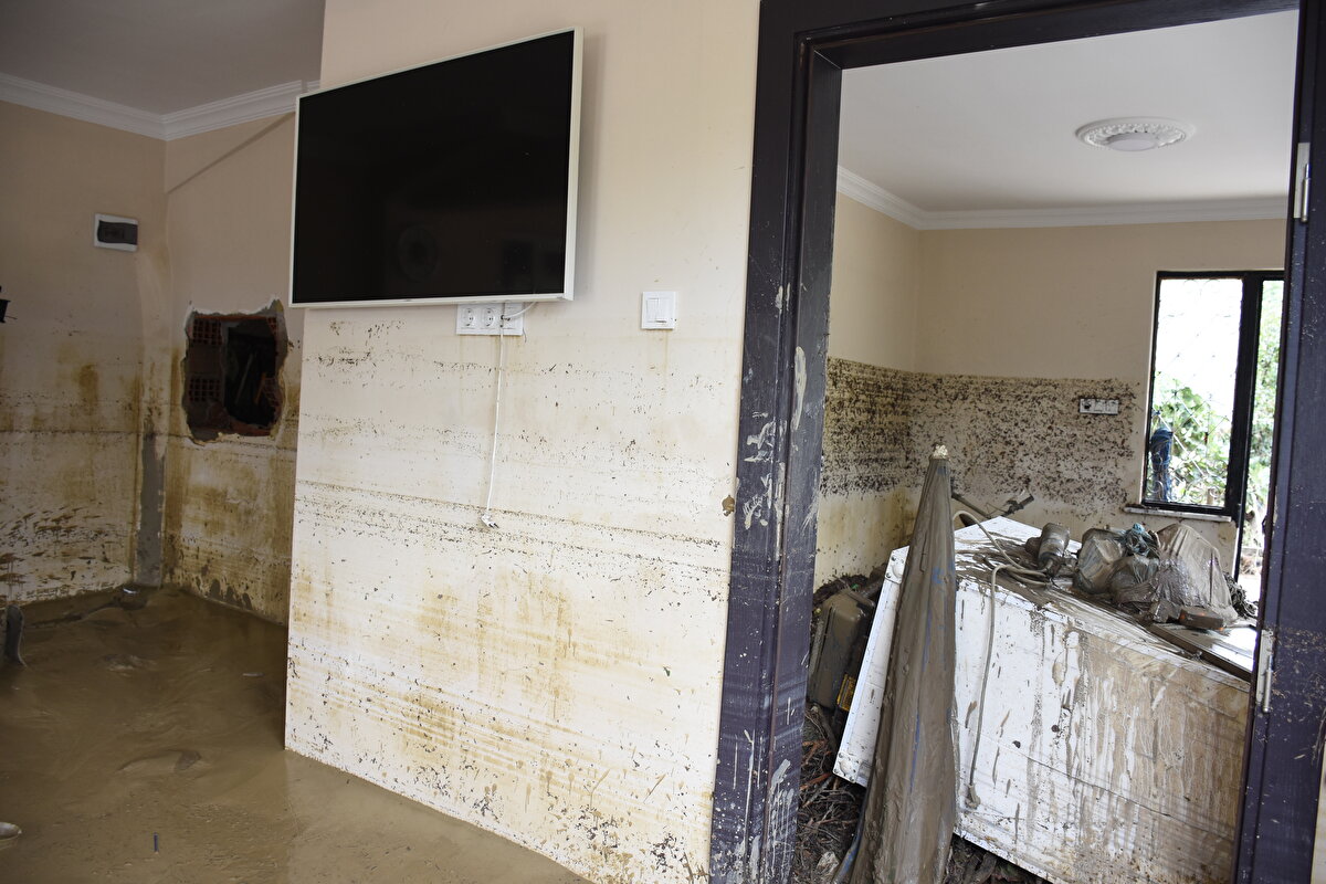 O anları anlatan Ergün, "Biz evde toplam 13 kişiydik. Saat 00.00 itibariyle dükkanı kapattık. Ben eve geçtim. Yağmur da yağıyordu. Babam çabuk gelmemi söyledi. Evin önündeki küçük rögar vardı. Onu açtık. Yukarıdan su gelmeye başladı. Dere yatağı doldu. Su otomatik olarak bizim oraya akmaya başladı. Biz kendi imkanlarımızla ahırdan hayvanları dışarı çıkardık. Su birinci katın cam seviyesine çıkmaya başlayınca aşağıda yeğenlerim vardı. Annem babam vardı. Kapıları kapattık. Onların dışarı çıkma şansı yoktu. Bende merdiven boşluğunda balyoz denk geldi elime. Balyozu aldım. Duvarı kırdım. Hepsini ikinci kata çıkarttım. Su seviyesi iyice yükselmeye başlayınca üçüncü kata çıktık. Dua ederek kendimizi kurtarmaya çalıştık. Daha sonra Allah razı olsun. AFAD ekipleri geldi. Bizi kurtardı. Kış için ürettiğimiz konserve kavanozları vardı. Onların üstüne basmak zorunda kaldım. Ayaklarımı o sırada kavanoz kırıkları ayağımı kesti. O an yapacak bir şeyim yoktu. Yapmam lazımdı yaptım" diye konuştu.