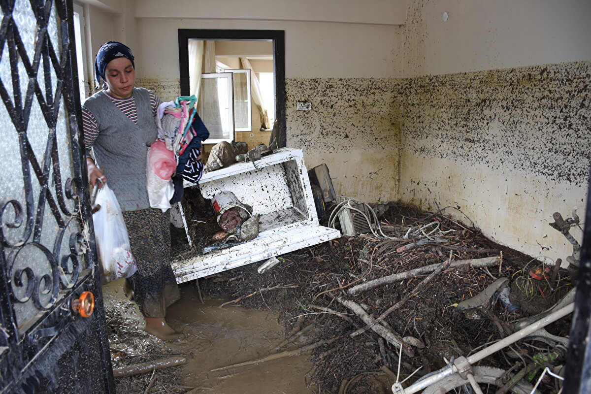 36 yaşındaki Erdem Ergün, kırık cam kavanozlarına basarak yaralandı. Bir taraftan duvarı kıran Ergün, odada mahsur kalan yakınlarını bulundukları yerden kurtardı. 