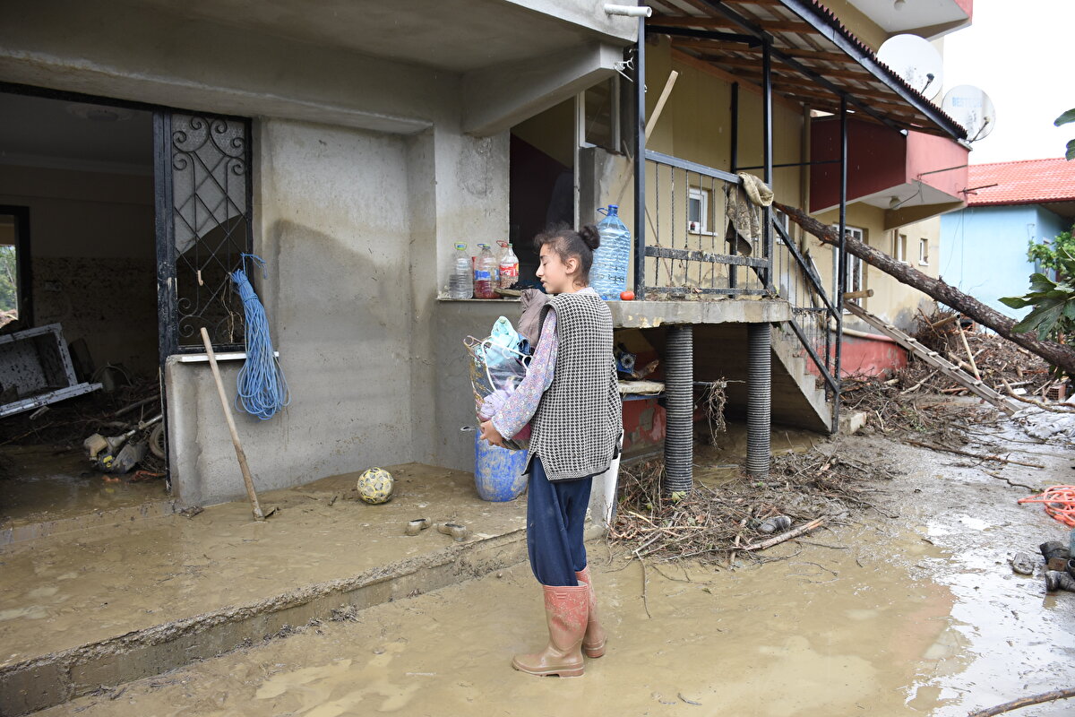 Çocukları ile birlikte yaşadıkları dehşet anlarını anlatan Sultan Ergün, "Biz evin önünde borumuz vardır. Onu tıkandı sandık. Birden eve geldim. Sel birden kapımıza geldi. Kayınvalidem ve eşim de vardı. üçümüz birden kapıyı kapatmaya çalıştık. Sel bizden kuvvetli çıktı. Kapımızı zor kapattık. Çocukları kucağımıza aldık. İçeride kaldık. Duvarı kırdık. Geçeceğimiz şekilde duvarı kırarak bizi yukarı çektiler. Sular çekilince bizi kepçe ile aldılar" diye konuştu.