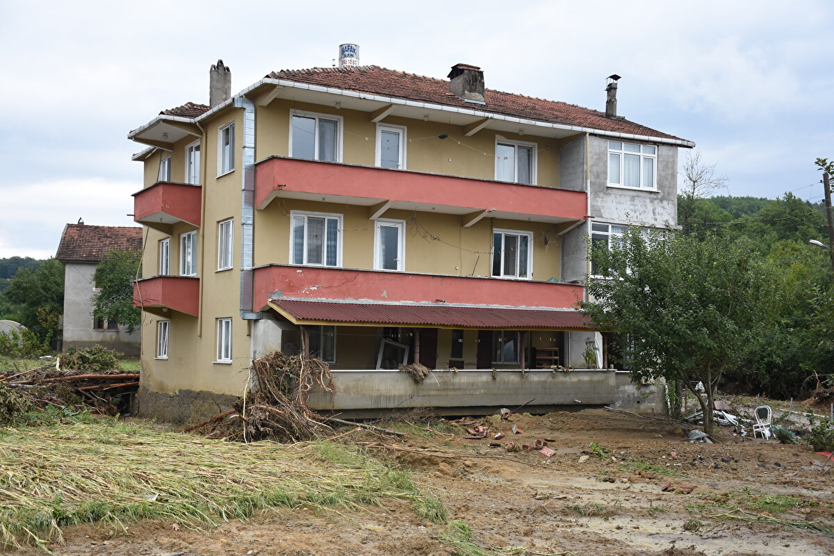 Dağdan gelen sel sularının boyu iki metreye ulaştı. Sel suları nedeniyle evlerinde mahsur kalan aile, balyozla duvarı kırarak selden kurtulmayı başardı. 