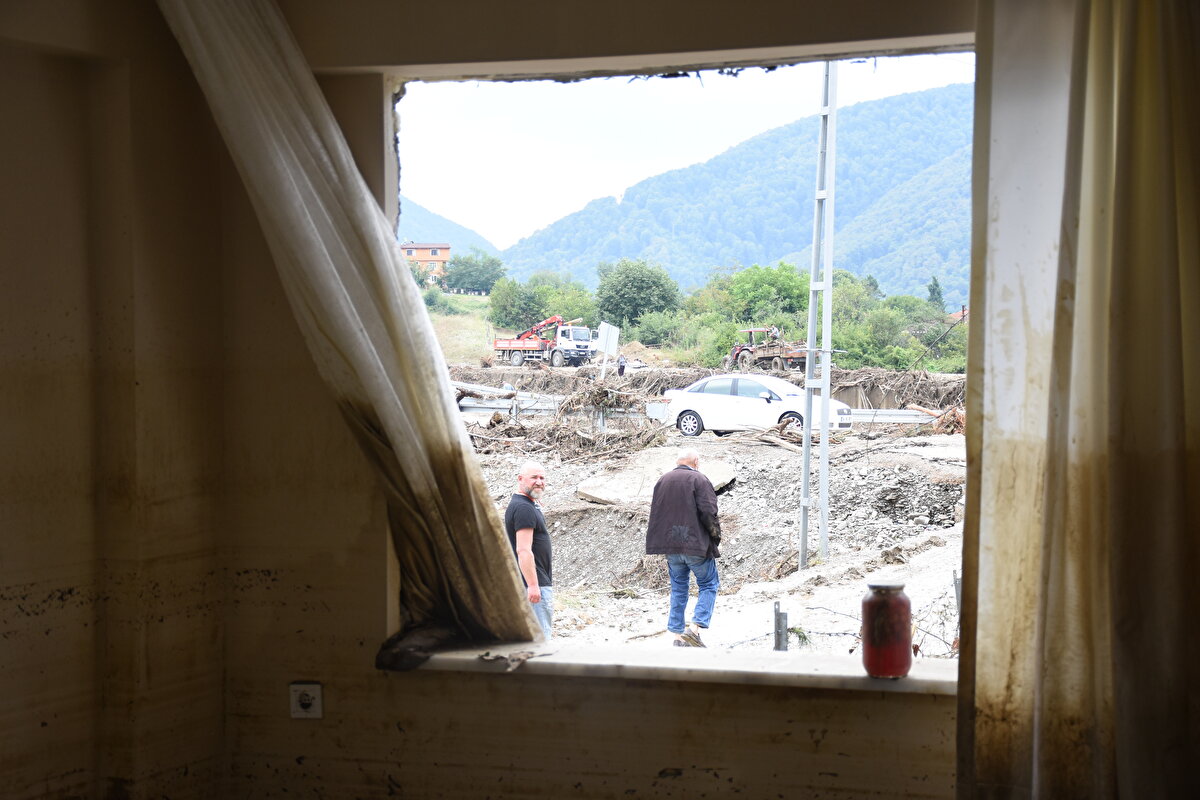 Bir anda gelen sele kapılmamak için dış kapının koluna tutunduğunu anlatan Şengül Ergün, "Sel birden arka tarafımızdan gelince ilk zaman hayvanlarımızı ahırdan çıkartmaya gittik. Ahırı su basmış. Sonra evin önüne geldik. İneğimiz hissetti galiba. Bizi yıktı geçti. Elimde üç aylık buzağım vardı. Kapının önünde bekliyorduk. Koca sel gelince kapının koluna tutundum. Çocuklar da içeri torunları kurtarmaya gitti. Ben dışarıda selin altında kaldım. Bana kapıyı araladılar. Su içeriye doğru dolmaya başladı. Ben oğlum, gelin üçümüz kapıyı zorla ittik. Oğlum burayı kırdı. Kendimizi bu tarafa geçirdik. Üst katta oturan oğlum kırdı. En son üçüncü kata çıktık. Her yere bağırdık. El salladık, ışık yaktık. İmkanı yoktu. Çocukları da kucağımızda alıp öbür tarafa geçirdik. Ben bile etkilendim. Hiç uyku uyuyamıyorum" şeklinde konuştu.