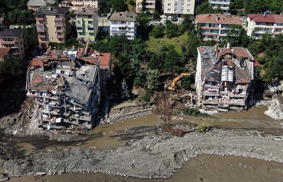 . Otomobilleri ters çeviren sular, köprüleri yıkıp geçti. Evlerin birçoğunda hasar meydana gelirken, enkaz kaldırma çalışmaları halen devam ediyor.