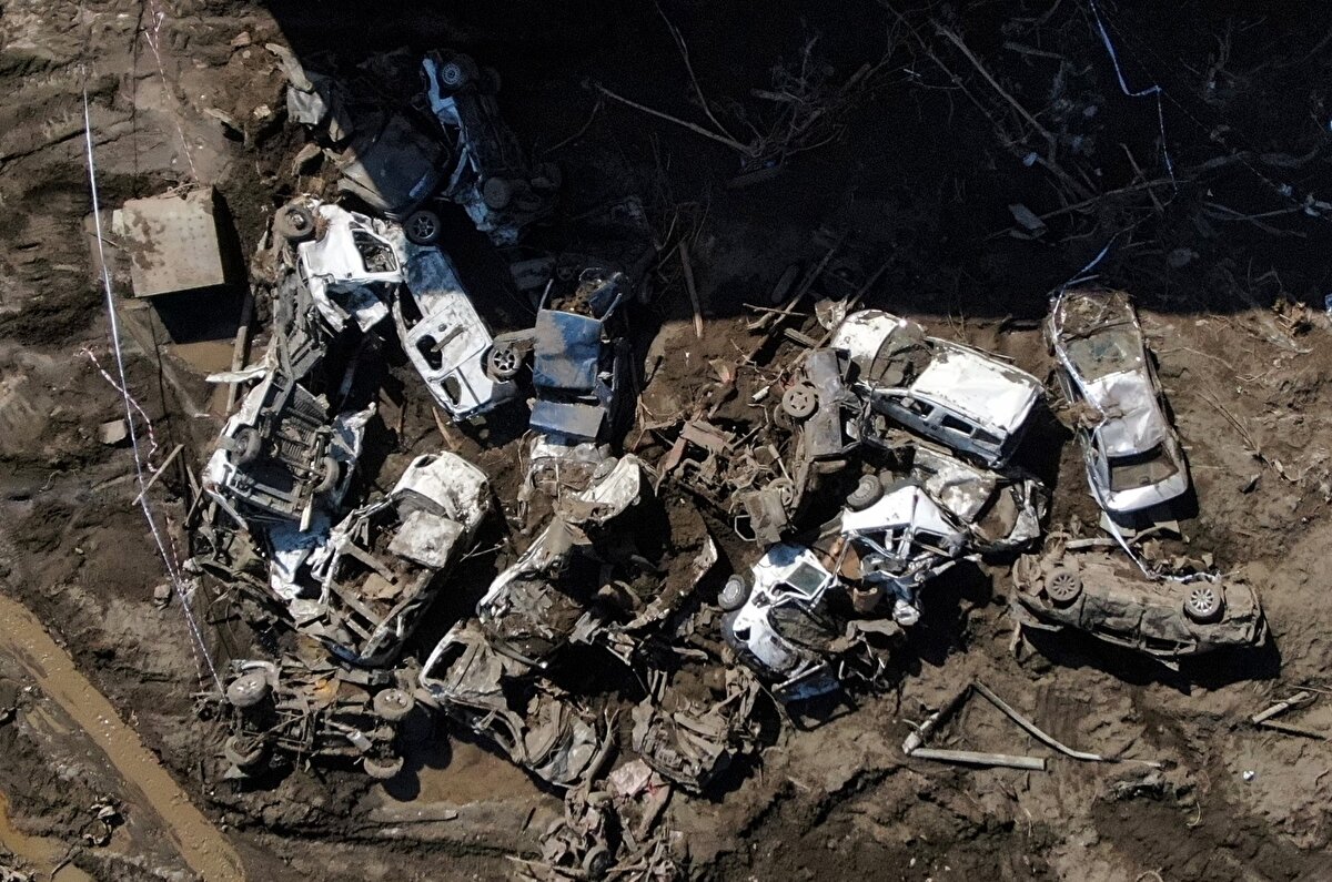 Yıkılan köprünün yeniden ayağa kaldırılması ekiplerin öncelikleri arasında.